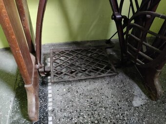 Starší šicí stroj, Vídeň - 4