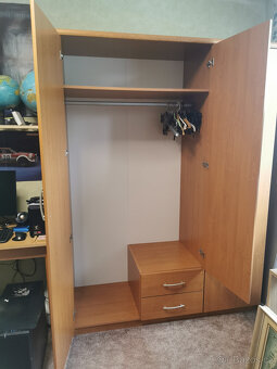 Šatní skříň se dvěma zásuvkami a zrcadlem uprostřed - 4