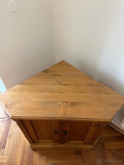 Masivní rohová skříňka - 4