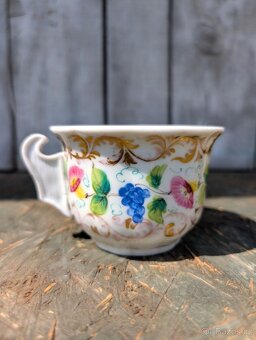 Starožitný porcelánový hrnek, luční květy, hrozno. - 4