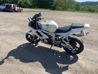 Yamaha R6 - 4