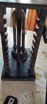 Afrika - domorodec drží stojan na CD - 4