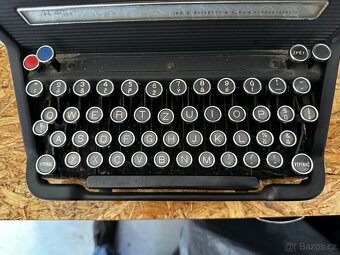 Psací stroj Olivetty - 4