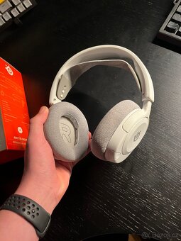 SteelSeries Arctis Nova 1 – bílá + krabice - 4
