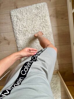 CALVIN KLEIN ŠEDÉ ŠATY S LAMPASY - 4