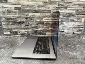 CTO MacBook Pro 15" 2017 i7 / 16GB / 500GB / Pro 560 - 4