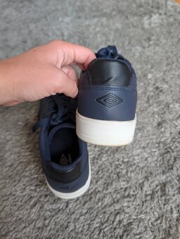 Tmavě modré tenisky Umbro - 4
