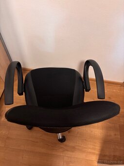 OTOČNÁ KANCELÁŘSKÁ ŽIDLE S PODRUČKAMI A NASTAVITELNOU VÝŠKOU - 4