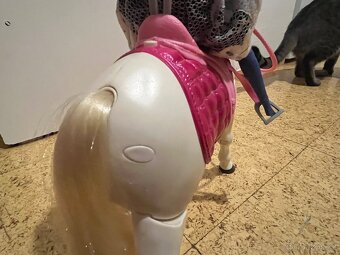 Interaktivní kůň Barbie od Mattela - 4