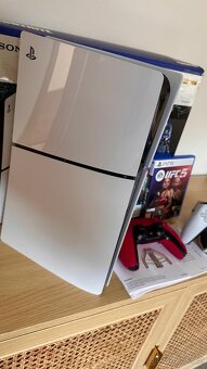 PS5 Slim 1TB s mechanikou, záruka, příslušenství, top stav - 4