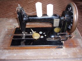 historický šicí stroj - 4