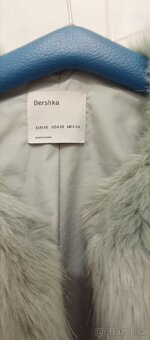 Chlupatá dámská bunda značky Bershka - 4