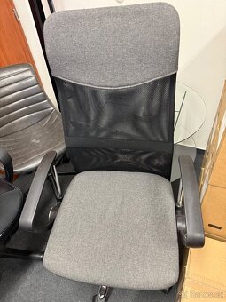 Kancelářské křeslo + skříně - 4