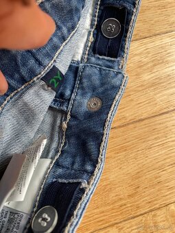 Kraťasy Benetton riflové s flitry vel. 98 jako nové - 4