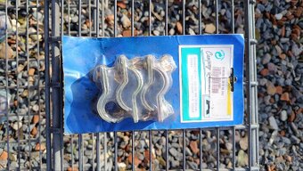 Plastové úchyty, kovové objímky - 4