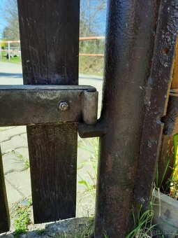 Plotová branka v dobrém stavu,š - od čepu k čepu 331 cm - 4