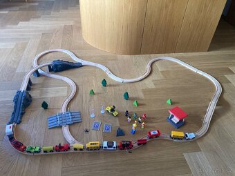 Dřevěné koleje a garáž - 4