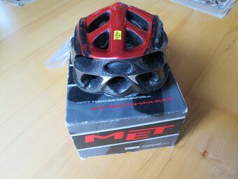 Helmu na kolo zn. MET vel. 54/60, nebouraná, málo používaná - 4