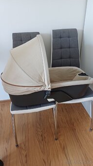 Prodám dětský kočárek STOKKE +příslušenství. - 4