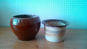 Retro obaly na květináče - plast, keramika+ bambus. polička - 4