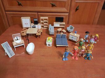 Domeček pro panenky, nábytek a postavičky - 4