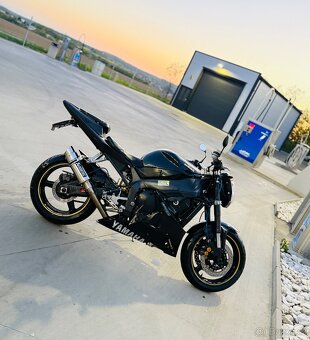 Yamaha R1 (2003) – přestavěná na streetfightera - 4
