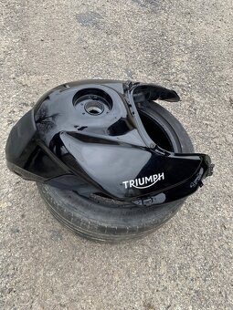 Triumph Tiger 800 nádrž - 4