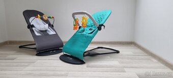 Použitá lehátka Babybjörn, potahy a hračky - 4