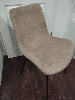 Jídelní dřevěný stůl - 4