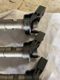 Prodám 6x VSTŘIK / VSTŘIKOVAČ / 059130277AB / AUDI A6 - 4