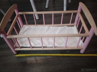 Stolek + 2 židle, postýlka pro panenky - 4