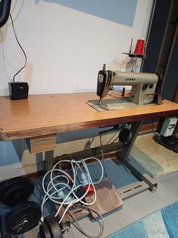 Průmyslový šicí stroj JUKI se stolem a motorem - 4