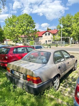 Toyota Corolla Sedan - 4