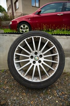Prodám originální alu disky+ pneu Alfa Romeo - 4