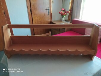 proutěný koš, kožený kufr, dřevěná polička - 4