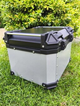 Hliníkový kufr na motorku (top case).Stříbrný.45 litrů. Nový - 4