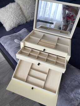 Krásná prostorná šperkovnice - 4