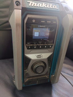 Stavební aku rádio Makita MR007G, nabíječka - 4
