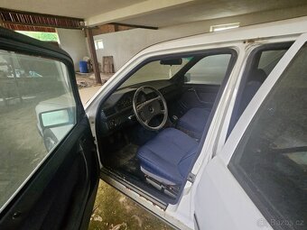 Mercedes 250D Pullmann - 4