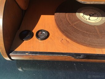 Gramofon r.v. 1956 (chlebnik) + stojan s deskami - 4