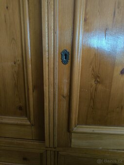 Dřevěná šatní skříň - 4
