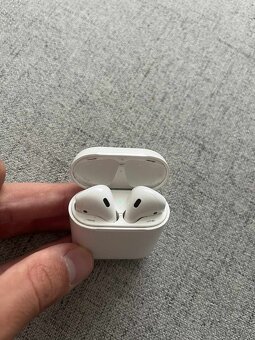 Apple Airpods 2019 s nabíjecím pouzdrem bílá - 4