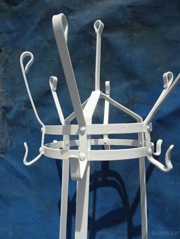 Věšák na kabáty , čepice a deštniky . - 4