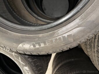 prodám zimní 215/60/17 Pirelli - 4