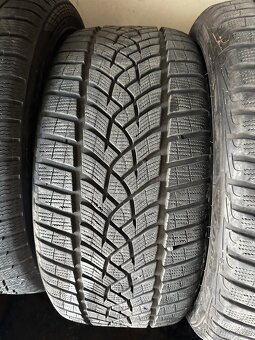 235/40/R19 - 4