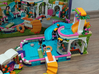 LEGO Friends 41313 Letní bazén v městečku Heartlake - 4