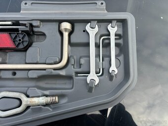 BMW 5er E39 sedan výbava nářadí - 4