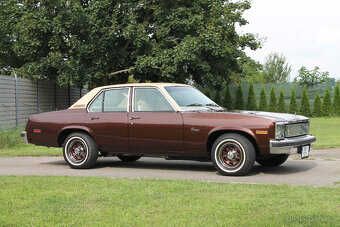 1977 Chevrolet Nova 305 V8, po renovaci - 4