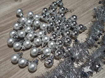 Malý umělý vánoční stromeček a stříbrné ozdoby - 4