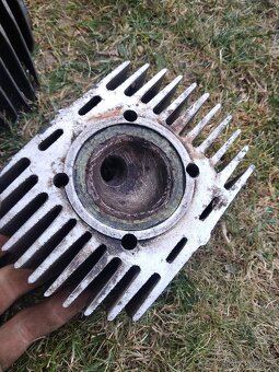 Prodám válec hlavu prípadně píst nálezový stav - 4